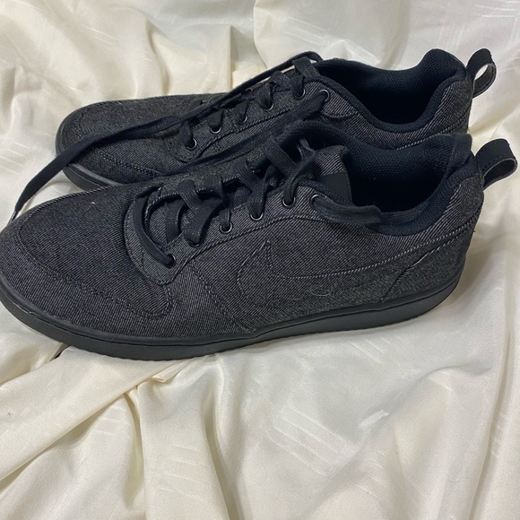 Nike - Picture 2 of 3